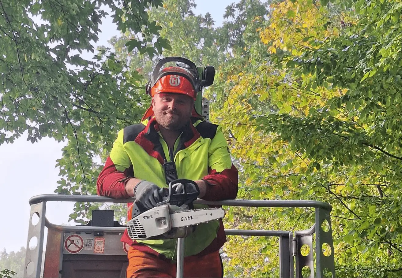 Sascha Koslow mit Motorsäge im Korb des Hubsteigers