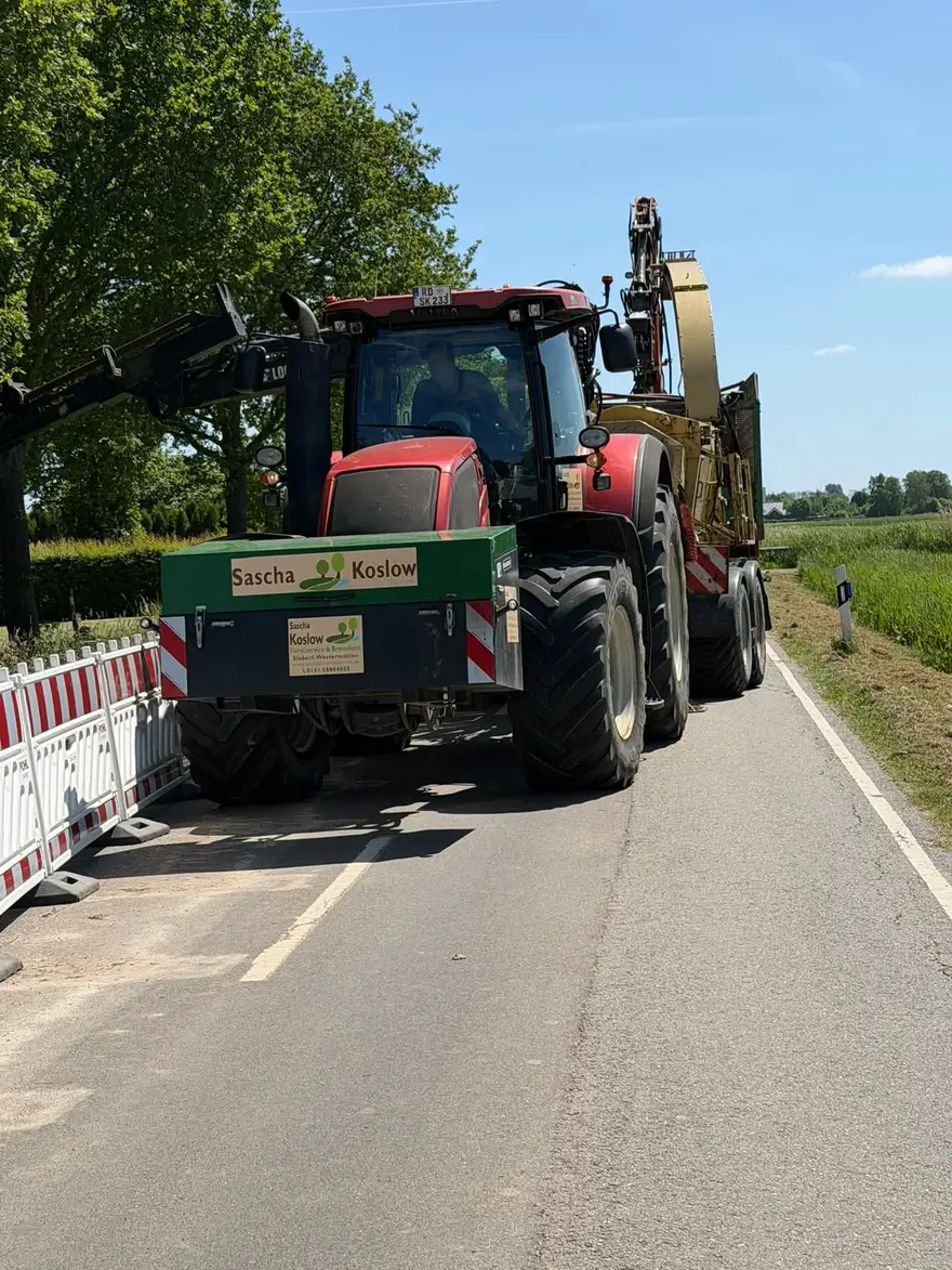 Traktor von Sascha Koslow mit Tieflader an einer Straßenbaustelle